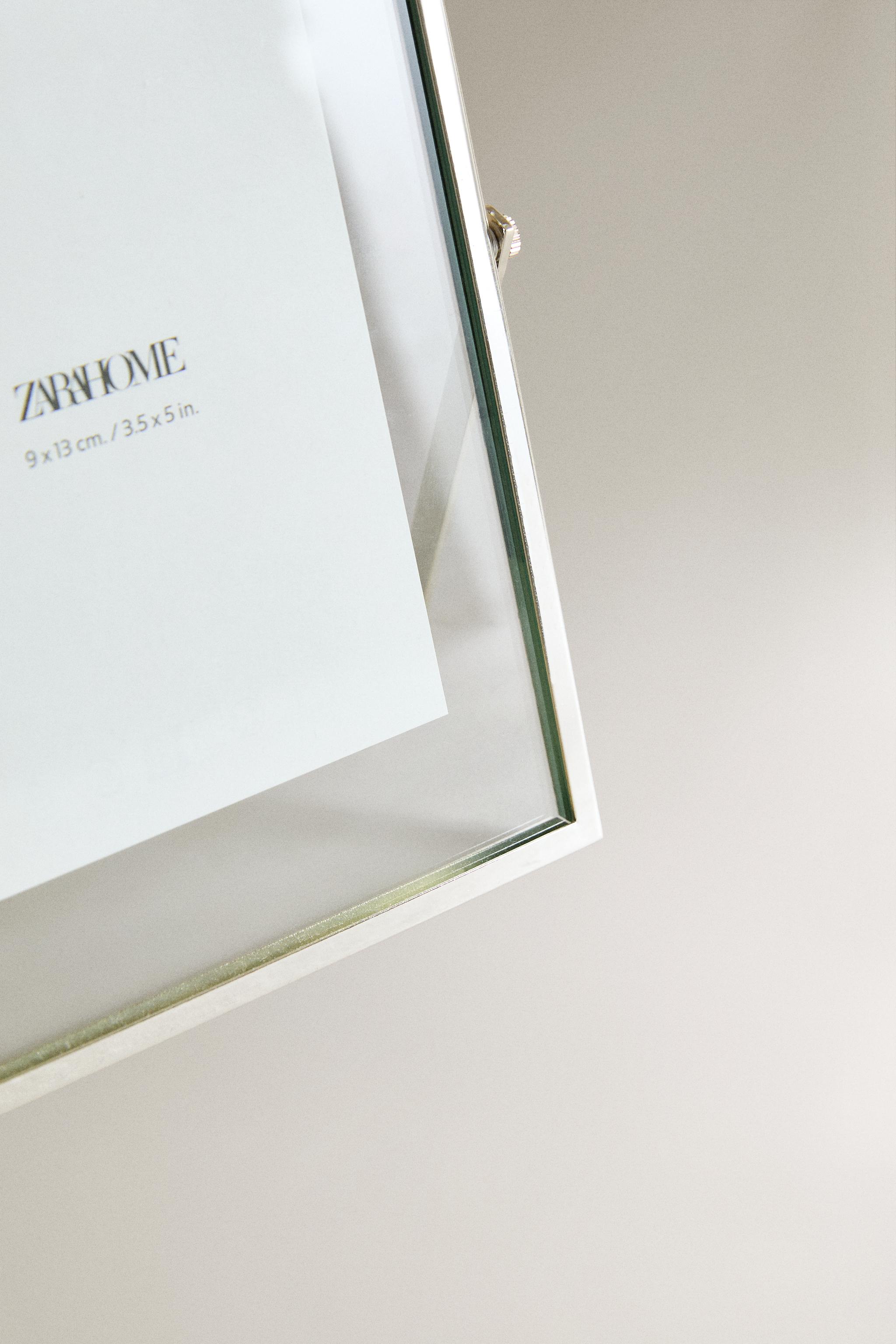EASEL PICTURE FRAME
